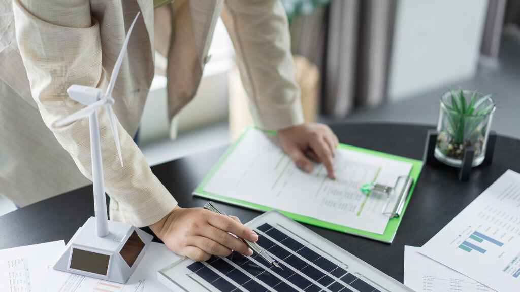 bateria para energia solar residencial homem procurando por bateria para energia solar residencial