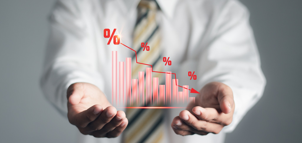 consumo te Homem com gráfico representado sobre as mãos